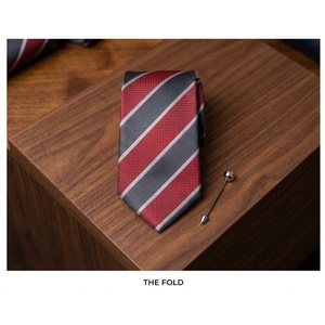 Corbata de Hombre a Rayas Color Borgoña y Gris Carbón, 8 cm de Ancho, 148 cm de Largo, Poliéster, para Vestimenta Formal y de Negocios - Product Image 2