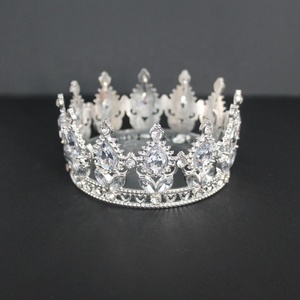 Diadème <span class=keywords><strong>de</strong></span> mariée élégant en alliage plaqué argent, orné <span class=keywords><strong>de</strong></span> cristaux et <span class=keywords><strong>de</strong></span> strass transparents, idéal pour les mariages et les anniversaires - Product Image 3