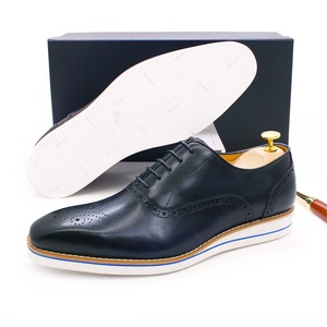 Chaussures pour hommes luxueuses et élégantes, à lacets, avec une combinaison de couleurs bleu et marron, dans un style Oxford italien. - Product Image 4