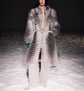 <span class=keywords><strong>Pelliccia</strong></span> <span class=keywords><strong>di</strong></span> volpe argentata da donna <span class=keywords><strong>di</strong></span> lusso con collo alto naturale in vera <span class=keywords><strong>pelliccia</strong></span> calda e traspirante foderata in seta - Product Image 1