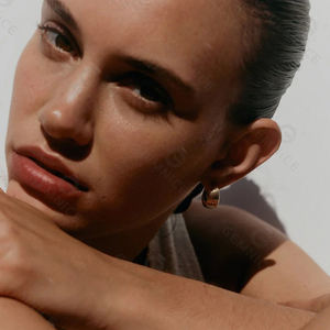 Aros Gemnel Mondo en Plata 925 con Baño de Oro de 18K, Diseño Escultural Audaz con Textura Ondulada para un Movimiento Inspirado en el Agua - Product Image 2