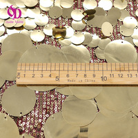 Tissu en dentelle brodée de paillettes de haute qualité avec différentes tailles de paillettes, base en tissu élastique combiné, pour robe de mariée