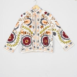Chaqueta de Terciopelo Tradicional Bordada Suzani para Mujer, Estilo Bohemio Floral de Lujo, Ideal para Festivales, Venta al Por Mayor - Product Image 2
