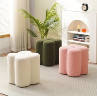 Pouf moderne en forme de trèfle marron clair, élégant et moelleux, idéal pour chambre à coucher, appartement ou fauteuil de salon.