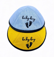 Kippah de Lino Personalizada para Bebé con Bordado de Huella y Ribete en Contraste Negro, Regalos Judaicos para la Ceremonia de Brit Milah