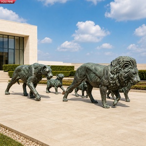 Sculpture YOUFINE en bronze grandeur nature : Famille de lions, groupe de quatre lions en marche, statue pour jardin, parc, propriété, pelouse, aménagement paysager - Product Image 1