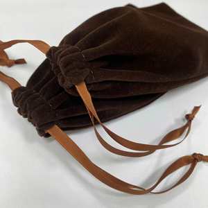 Pochette en velours personnalisée avec logo, finition mate et revêtement UV, pour bijoux, avec cordon de serrage en daim - Product Image 6