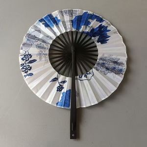 Éventail pliant vintage pour femme, motif fleur de cerisier sculpté, en bambou, tissu teinté, avec pompon, style artisanal élégant, os noir - Product Image 1