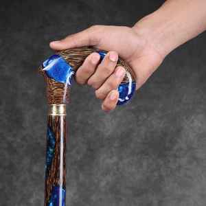 Bastón de Madera con Empuñadura de Resina Moderna que Combina el Encanto Clásico de la Madera con la Durabilidad Elegante de la Resina - Product Image 2