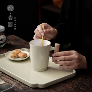 แก้วเซรามิกสีขี้เถ้าไม้ ด้ามจับไม้ ดีไซน์มินิมอล สำหรับชา กาแฟ น้ำ 350 มล. ใช้ในบ้าน สำนักงาน - Product Image 3