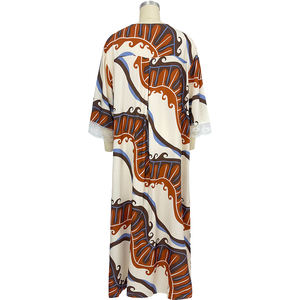 Caftán vintage con estampado de ondas y ribete de encaje blanco, corte holgado, vestido largo para vacaciones o resort. - Product Image 2