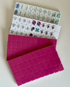 Fichas de Mahjong de Acrílico de Cuatro Capas <span class=keywords><strong>en</strong></span> Bloques de Color Rojo Rosa, Estilo Americano, con Manivela, Multicolor, para Juegos de Ajedrez y Cartas, Venta al por Mayor - Product Image 1