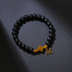 Pulsera de cuentas de ágata negra para hombre con cruz dorada y dije con inicial M para regalo o uso en oración - Product Image 3