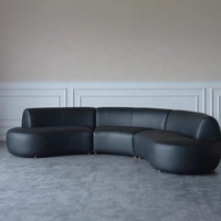 Schwarzes Echtleder Gebogenes Modulares Sofa Abgerundete Üppige Silhouette Kleine Holzfüße Modernes Minimalistisches Wohnzimmermöbel