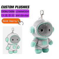 Gantungan Kunci Astronot Custom Bordir Bulu Panjang 12cm Lucu Warna Abu-abu Mint Bahan Katun PP Lembut OEM ODM 100 Pcs MOQ Bag Charm