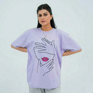 เสื้อยืดโอเวอร์ไซส์ลายลาเวนเดอร์พร้อมลายกราฟิกมือและริมฝีปาก สวมใส่สบายๆ ในฤดูใบไม้ผลิและฤดูร้อน เหมาะสำหรับใส่เป็นเสื้อเชิ้ต - Product Image 1