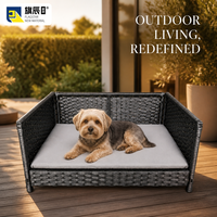 Lit pour animaux de compagnie moderne d'extérieur pour villa, en rotin PE tressé, surélevé, avec coussin mural rembourré pour chien et chat, pour patio, coussin gris clair