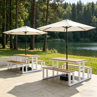 Ensemble table et chaises en WPC pour l'extérieur avec parasol, mobilier de loisirs tendance pour cour, rue piétonne commerciale et restaurant