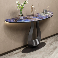 Console d'entrée de style italien, luxe léger, avec structure en acier inoxydable et plateau en dalle de pierre, table d'appoint mobile pour couloir