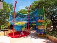 Structure de jeu commerciale en filet arc-en-ciel pour l'escalade, idéale pour les complexes hôteliers, les parcs et les centres de loisirs, personnalisable OEM/ODM