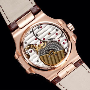 Reloj exclusivo para hombre con caja de oro rosa cepillado, correa de piel de cocodrilo marrón oscuro, esferas múltiples negras, cronógrafo con fase lunar - Product Image 5