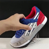 Support de présentation de chaussures en acrylique transparent personnalisable et moderne, avec étiquettes, respectueux de l'environnement pour la conception