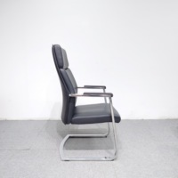 Chaise de direction moderne, design ergonomique, dossier réglable en hauteur, structure en fer, siège en cuir synthétique et mesh, accoudoirs, bureau
