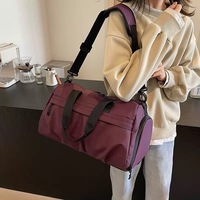 Sac de voyage à grande capacité imperméable avec logo personnalisé, fermeture à glissière, poignée souple pliable pour femmes, utilisation en extérieur