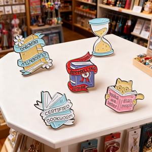 เข็มกลัดโลหะรูปหนังสือการ์ตูนน่ารักสำหรับนักเรียน รูปทรงนาฬิกาทราย พิมพ์ลายแบบไดคัท งานโลหะแข็งแรง ขายส่ง - Product Image 1