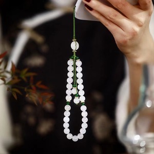 Una Cadena de teléfono móvil de calcedonia blanca en la muñeca, un colgante de jade de verano fresco para calmar la mente - Product Image 1