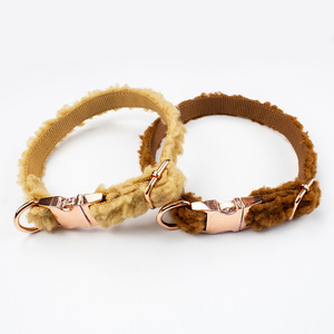 Conjunto Cálido de Cinco Piezas para Mascotas Otoño/Invierno: Chaleco de Lana de Cordero, Arnés, Collar de Felpa para Coche y Set de Bolsas para Desechos - Product Image 1