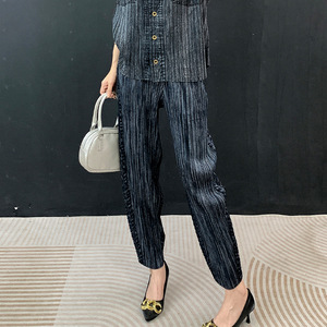 ชุดเดนิมจีบพลีท Miyake สำหรับผู้หญิง รุ่นใหม่ประจำฤดูร้อนปี 2026 เสื้อแจ็คเก็ตแขนสั้น กางเกงเอวสูงลำลอง แฟชั่นชุดเซ็ตสองชิ้น - Product Image 5