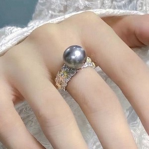 แหวนเงินแท้ S925 สไตล์ฝรั่งเศส ลายดอกเดซี่ ขนาด 11-12 มม. ดีไซน์ปากแหวนปรับได้ ประดับมุกสีเทาแพลตตินัมทรงหัวใจ บรรจุกล่องของขวัญ - Product Image 3