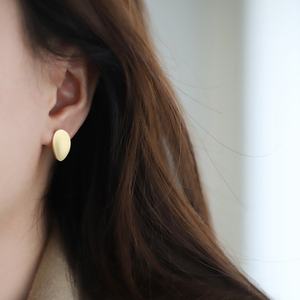 Boucles d'oreilles ovales géométriques simples, bijoux tendance, finition mate brossée, acier inoxydable, or 18 carats, petites boucles d'oreilles pour filles - Product Image 1