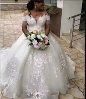 Robe de mariée de bal africaine personnalisée 2026, épaules dénudées, ornée de perles, avec appliques en dentelle blanche et jupe en tulle à manches à franges