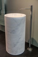 Wastafel Pedestal Marmer Putih Italia Beralur Modern, Bak Cuci Kamar Mandi Berdiri Sendiri, Desainer, Batu Alam, Finishing Mewah