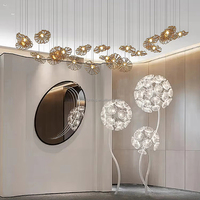 Lustre en verre en forme de feuille de lotus dorée personnalisé, texture ondulée de luxe, luminaire suspendu en forme de lotus pour l'éclairage du hall d'hôtel et des escaliers