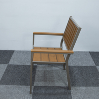 Ensemble de salle à manger de jardin moderne 5 pièces, meubles de patio extérieur, table en aluminium, plastique et bois et 4 chaises