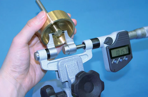 Micrómetros Digitales Originales Mitutoyo 343-250-30 OMP-25MX, Rango de Medición 0-25 mm, Resolución 0.001 mm, Precisión 0.004 mm - Product Image 2