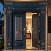 Porte d'entrée double battante robuste avec médaillon emblématique en bronze et fronton sculpté pour portail de villa