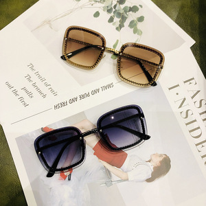 แว่นกันแดดทรงโซ่สุดฮิต กรอบสีทอง ป้องกันรังสียูวี 400 สำหรับผู้หญิง - Product Image 1