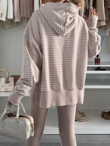 批发定制女式 Y2K 秋季休闲运动针织连帽衫条纹印花侧开衩设计时尚街头风格 ODM - Product Image 2