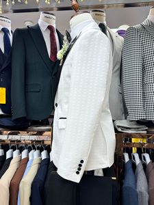 Abito <span class=keywords><strong>da</strong></span> sposo bianco jacquard 3 pezzi, giacca, gilet e pantaloni, completo elegante <span class=keywords><strong>da</strong></span> uomo per occasioni speciali. - Product Image 3