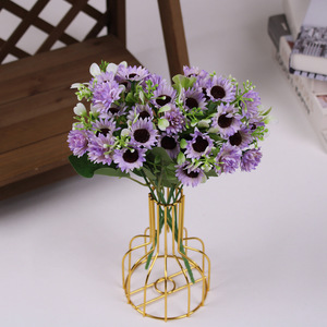 Ramo de Margaritas Artificiales Realistas Coreanas, Arreglo Floral Clásico Hecho a Mano con Flores de Seda para Decoración del Hogar, Sala de Estar y Comedor - Product Image 1
