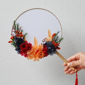 Artisanat fait main : Fleurs de rose mélangées, fleurs séchées préservées avec éventail rond chinois DIY, éventail de danse en fleurs séchées - Product Image 2