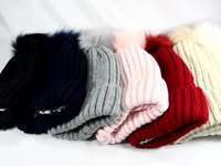 Bonnet en fausse fourrure vierge personnalisé de qualité supérieure avec pompon et doublure en satin pour l'hiver