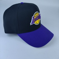 Gorra Trucker Personalizada de Lana, Diseño de 5 Paneles, Estructurada, con Hebilla, Bordado Plano y Diseño Bicolor