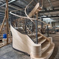 Escalier en colimaçon intérieur sur mesure pour villas haut de gamme avec marches en bois massif