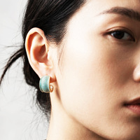 Élégantes Boucles d'Oreilles Créoles Huggie Larges Bohème d'Été en Laiton Plaqué Or Turquoise, Entièrement Pavées de Pierres CZ Bleues Courbées en C, Bijoux d'Été, Cadeaux