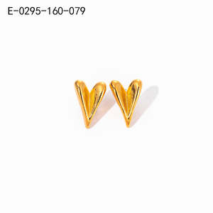 Boucles d'oreilles tendance en acier inoxydable 316L plaqué or PVD, durables et résistantes, en forme de cœur - Product Image 1